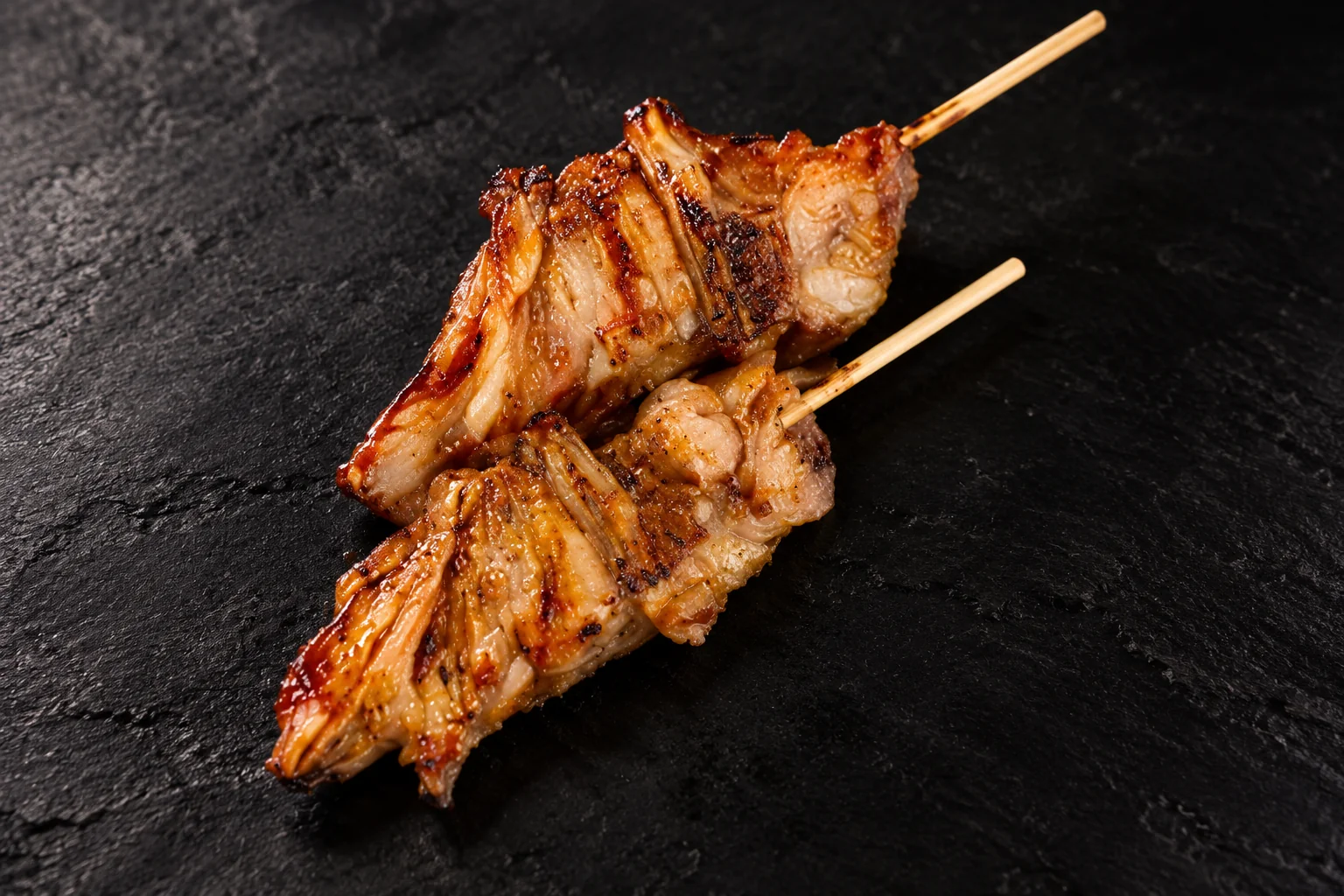 Y6 Ailes de poulet en brochettes, fond sombre.